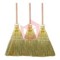 Vassoura de palha 3 fios com cabo 120cm